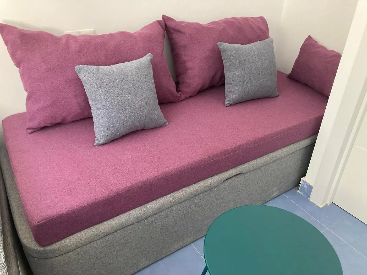 Malagueña Salerosa Apartamento - casa mata de 1 a 4 dormitorios con terraza o patio propio Málaga 0*,  España